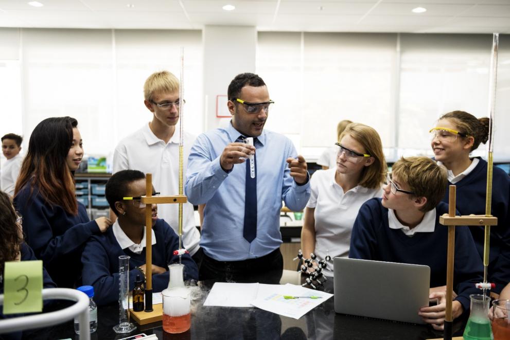 teacher_with_students